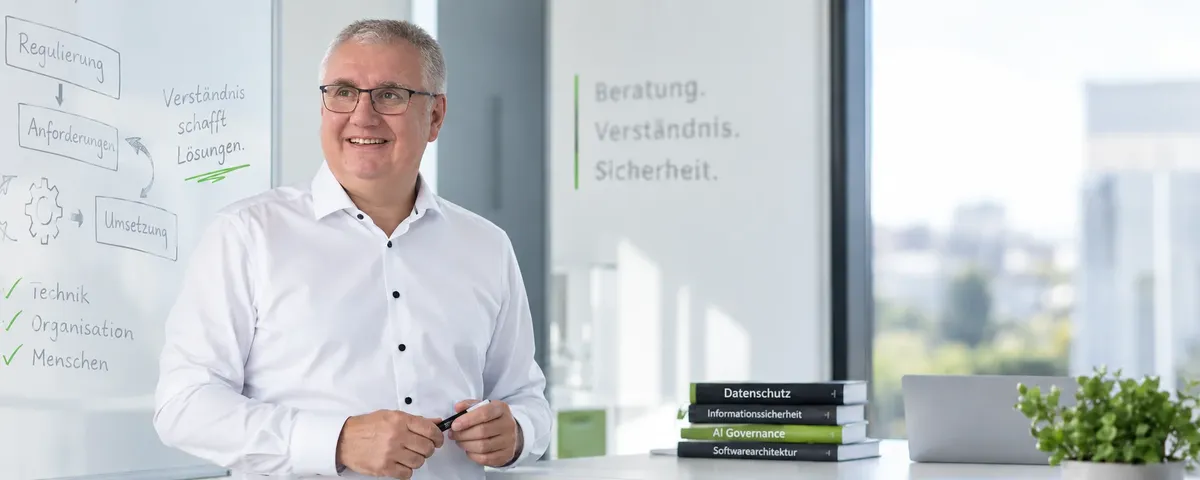 Thorsten A. Siefert bei der Koordination regulatorischer, technischer und organisatorischer Anforderungen.
