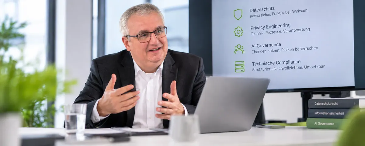 Thorsten A. Siefert in einer Beratungssituation zu AI Governance, Datenschutz und Technical Compliance.