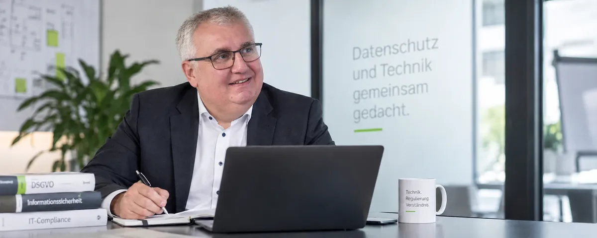 Thorsten A. Siefert bei der Arbeit an Themen zwischen Datenschutz, Technik und Governance.