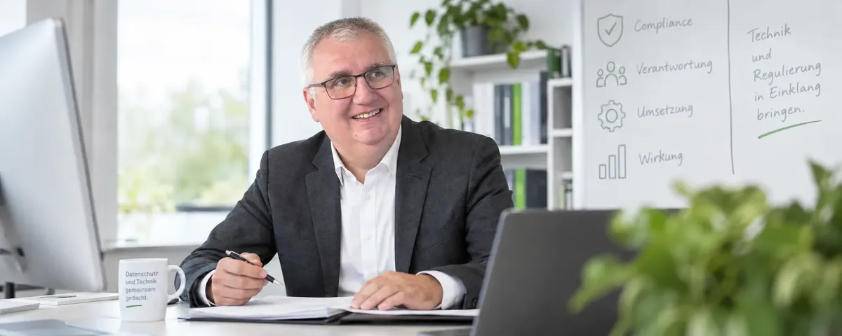 Thorsten A. Siefert in einer Beratungssituation zu Compliance, Verantwortung und Umsetzung.