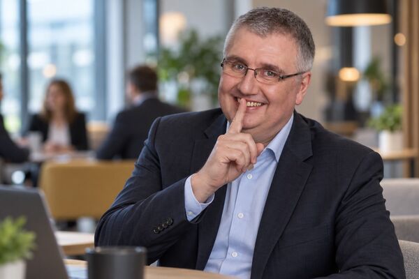 Episodenbild der Podcast-Folge „Informationssicherheit beginnt manchmal mit Schweigen“.
