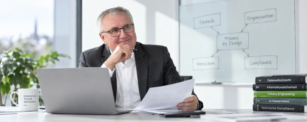 Thorsten A. Siefert bei der Arbeit an Privacy by Design und technischer Governance.